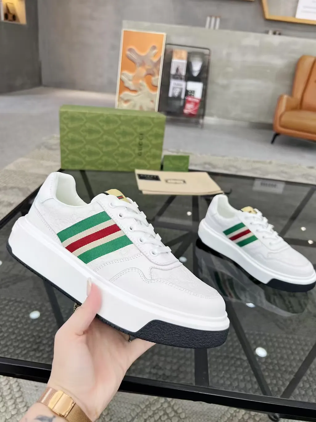 Factory price: 460💰Gucci’s new men’s shoes GUCCI] latest shoes shipped. Original quality, fashionable, made of special materials, sheepskin lining, brand new packaging. The foot feels super comfortable and the workmanship is impeccable. Size: 38-44, customized 45
